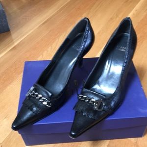 Black leather embossed stylish pumps.